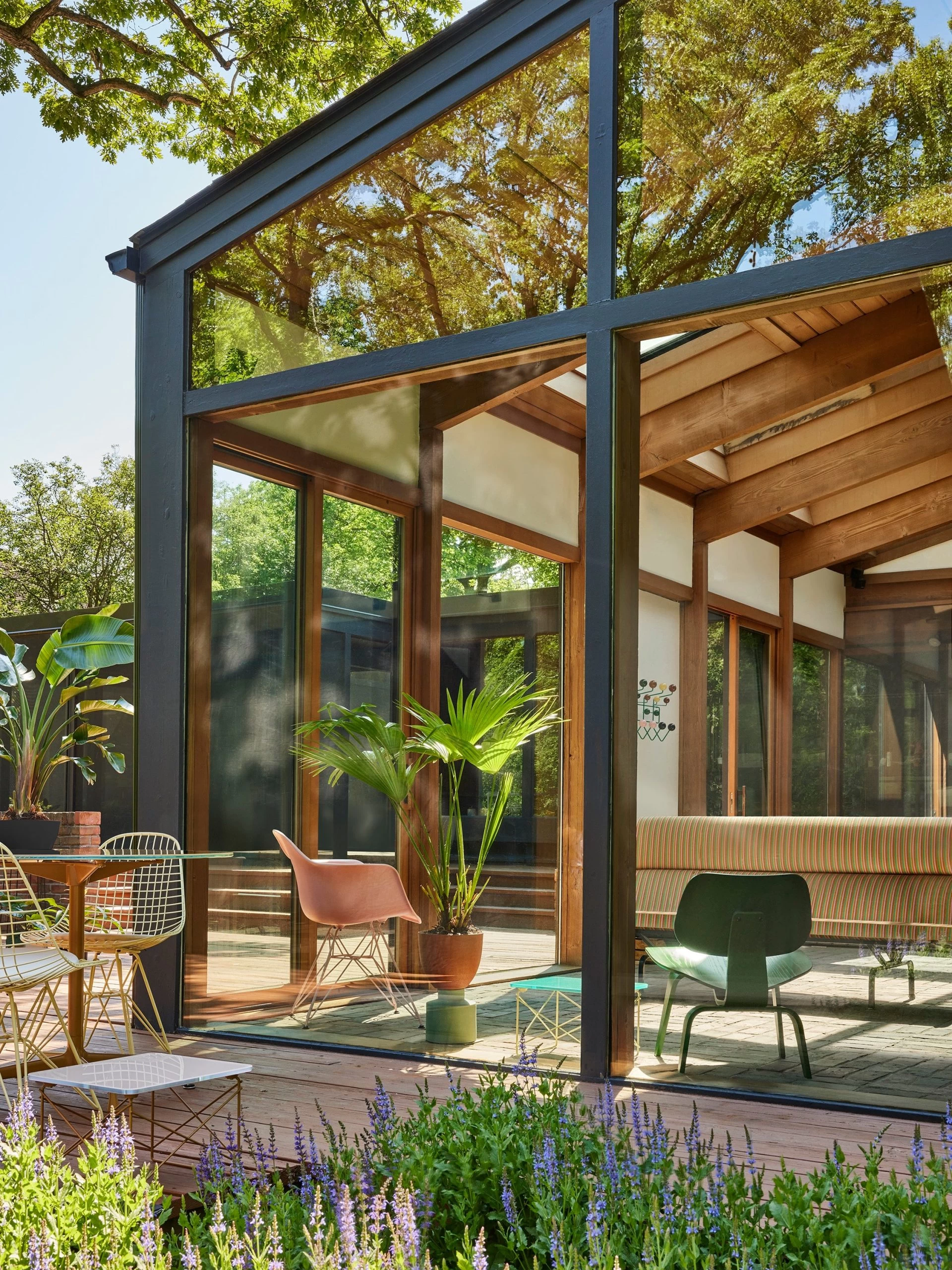 Herman Miller X HAY Eames Wire Chair With Upholstered Seat In Powder Yellow 10 Herman Miller X HAY Eames Wire Chair With Upholstered Seat In Powder Yellow - Image 8