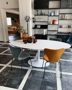 Fritz Hansen 3107 Chair -Furniture & Decoration Shop eyJidWNrZXQiOiJtaXJyb3IuZ2V0Zmxvd2JveC5jb20uZXUtd2VzdC0xLmxpdmUiLCJrZXkiOiJhSFIwY0hNNkx5OTNkM2N1YVc1emRHRm5jbUZ0TG1OdmJTOXdMME5ETlUxaVoxZHFURTFtTHc9PS90aHVtYm5haWwiLCJlZGl0cyI6eyJ0b0Z