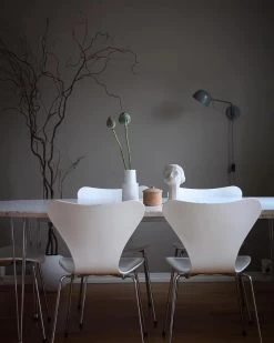 Fritz Hansen 3107 Chair -Furniture & Decoration Shop eyJidWNrZXQiOiJtaXJyb3IuZ2V0Zmxvd2JveC5jb20uZXUtd2VzdC0xLmxpdmUiLCJrZXkiOiJhSFIwY0hNNkx5OTNkM2N1YVc1emRHRm5jbUZ0TG1OdmJTOXdMME5EVjFoZmR6UnFWWFZVTHc9PS90aHVtYm5haWwiLCJlZGl0cyI6eyJ0b0Z